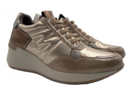 DEPORTIVO TAUPE ACOLCHADO, CORDONES ELASTICOS, LOGOTIPO M, CUÑA POLIURETANO