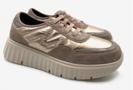 ZAPATO DEPORTIVO TAUPE CORDON ELASTICO ACOLCHADO PLATILLA EXTRAIBLE PISO GOMA