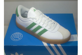 DEPORTIVO ADIDAS BLANCO VL COURT 3,0 TRES BANDAS VERDES,PISO CARAMELO GOMA