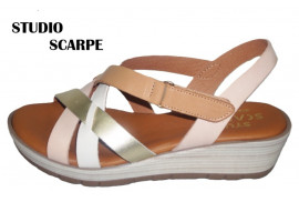 SANDALIA NAPA COMBINADO TONOS NUDES, TIRAS CRUZADAS EMPEINE, TIRA VELCRO, PLANTILLA ACOLCHADA, CUÑA GOMA