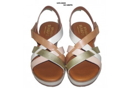 SANDALIA NAPA COMBINADO TONOS NUDES, TIRAS CRUZADAS EMPEINE, TIRA VELCRO, PLANTILLA ACOLCHADA, CUÑA GOMA