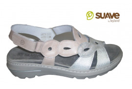 SANDALIA NAPA PLATA COMBINADA BEIG,FLOR LATERAL,TIRA TRASERA VELCRO,CUÑA3 CM