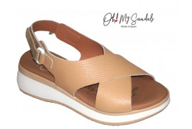 SANDALIA NAPA CAMEL, PALA TIRAS CRUZADAS, TIRA TRASERA BELCRO, CUÑA 3CM