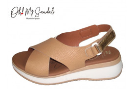 SANDALIA NAPA CAMEL, PALA TIRAS CRUZADAS, TIRA TRASERA BELCRO, CUÑA 3CM