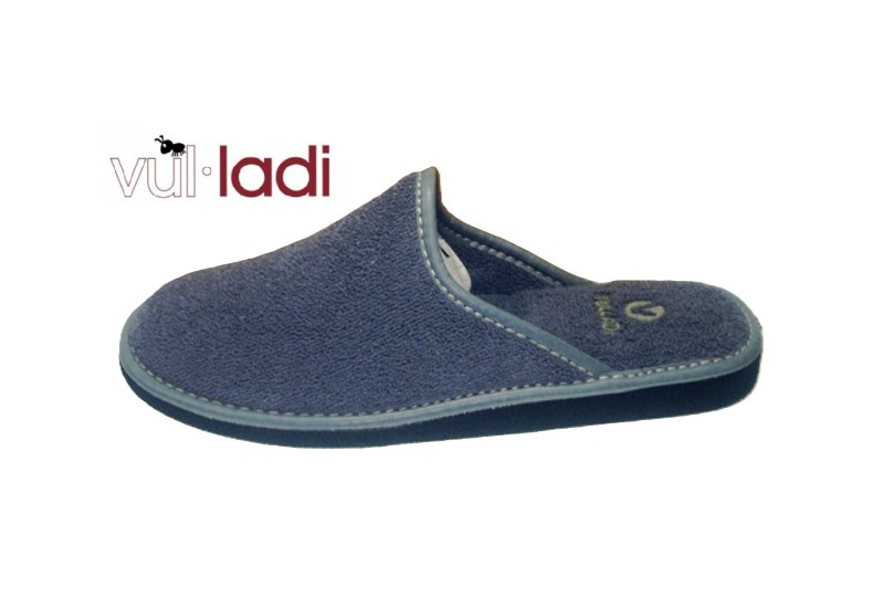 Vulladi-ir-por-casa-hombre-verano-gris