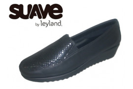MOCASIN NAPA NEGRO PALA GRABADA, ELASTICOS LATERALES, CUÑA 3CM, PISO GOMA