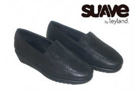MOCASIN NAPA NEGRO PALA GRABADA, ELASTICOS LATERALES, CUÑA 3CM, PISO GOMA