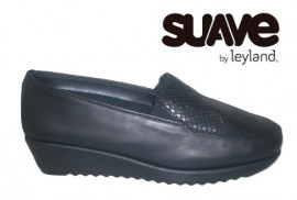 MOCASIN NAPA NEGRO PALA GRABADA, ELASTICOS LATERALES, CUÑA 3CM, PISO GOMA