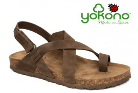Vista lateral sandalia de dedo en piel marrón engrasada con velcro