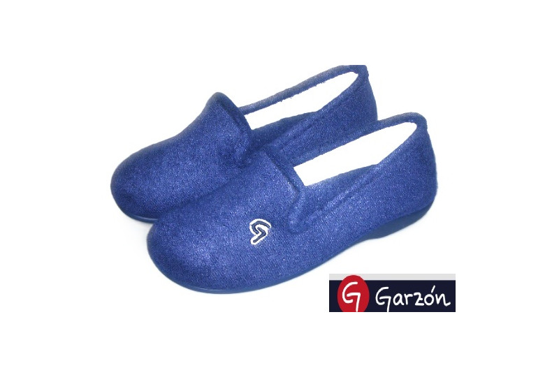 Par de zapatillas Garzón color azul marino
