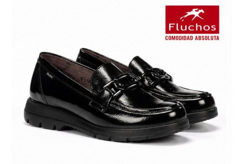 Mocasín Fluchos F1794 negro de mujer con adorno metálico