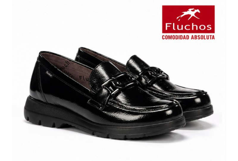 Mocasín Fluchos F1794 negro de mujer con adorno metálico