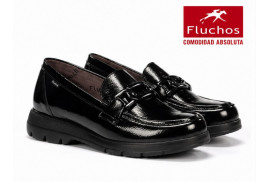 Mocasín Fluchos F1794 negro de mujer con adorno metálico