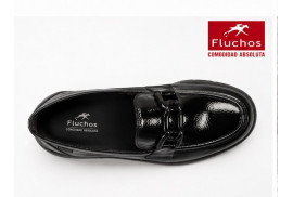Detalle charol negro y adorno metálico Fluchos Gladis F1794