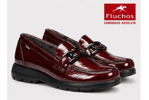 Mocasín Fluchos F1794 burdeos de mujer con adorno metálico
