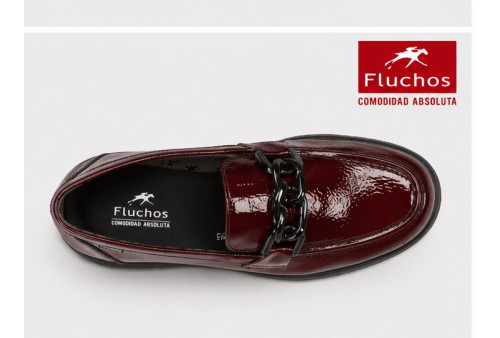 Detalle charol burdeos y adorno metálico Fluchos Gladis F1794