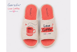 Detalle bordado Love Coffee chinela Garzón gris