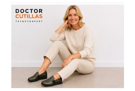 Doctor Cutillas 45410 musgo, Mocasín con pala de antelina con brillantes, elásticos laterales, cuña de 3 cm y piso de goma.