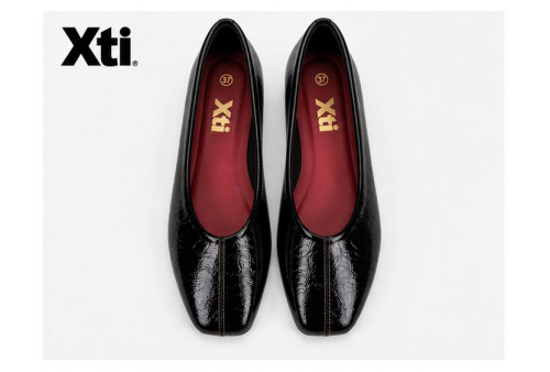 Xti 146404 zapato negro acharolado planta acolchada