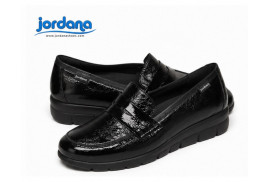 Mocasín Jordana 4307 de mujer en piel charol negra par