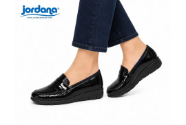 Mocasín Jordana 4307 de mujer en piel charol negra puesto