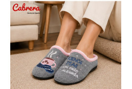 Cabrera 3236 chinela de casa en paño gris puesto